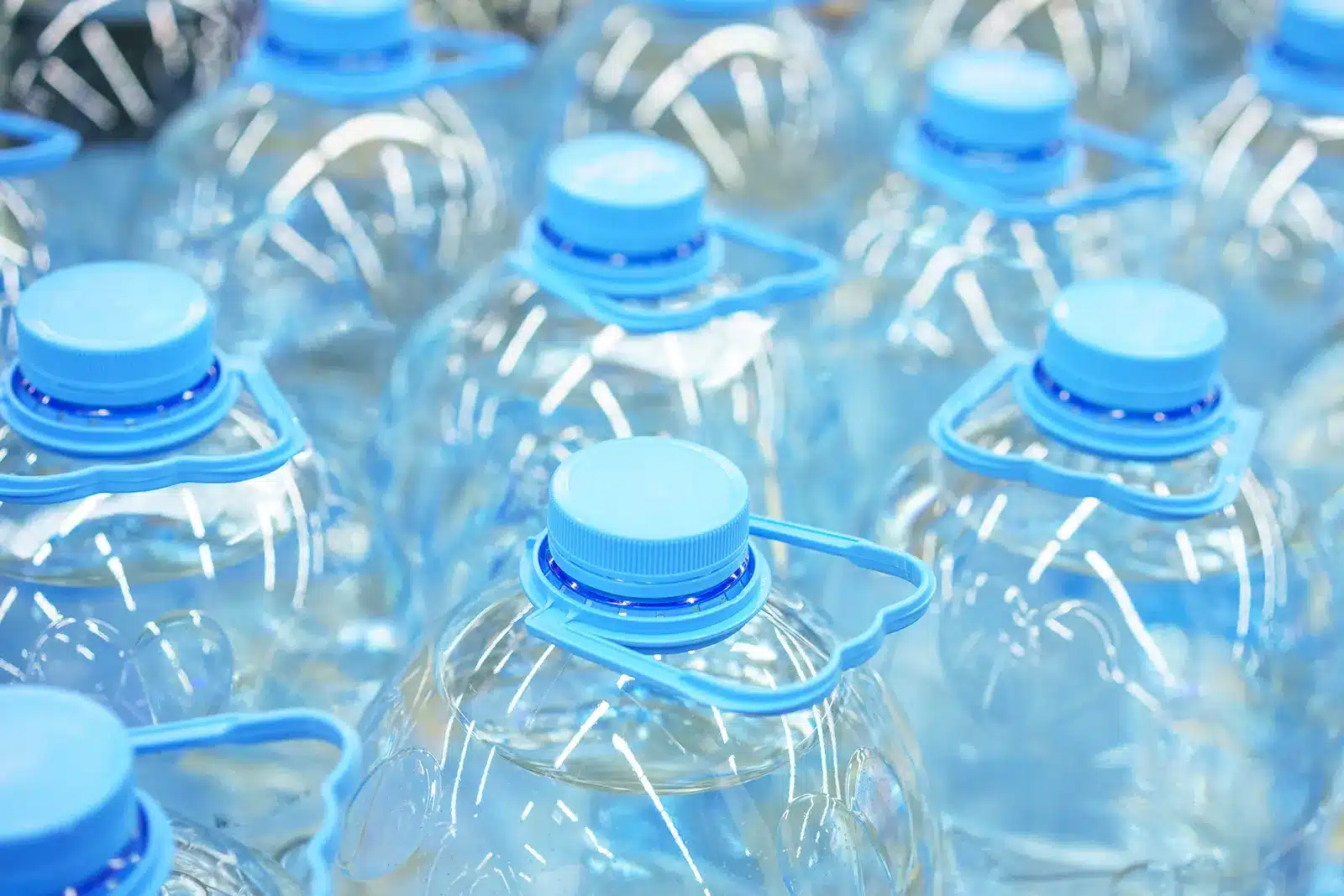 España debe implantar un sistema de recuperación de botellas de plástico desechables
